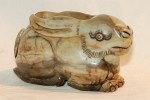 Antiker liegender Hase mit Möhre Hetian Jade
